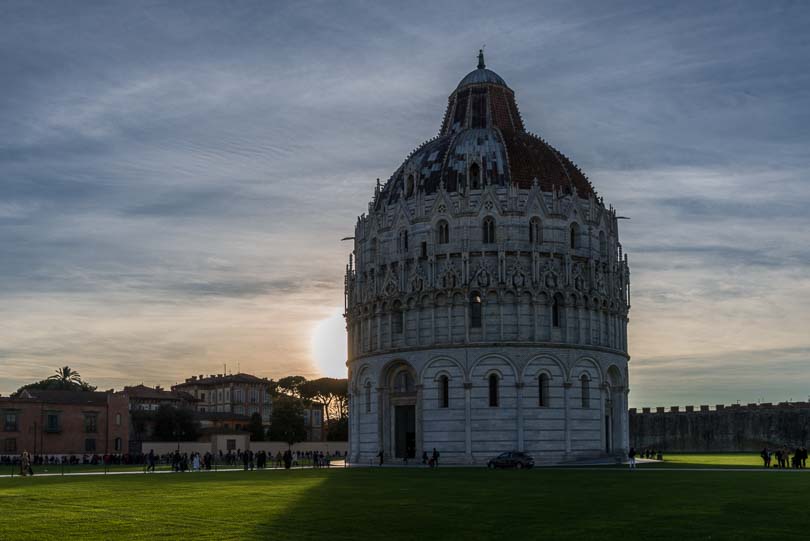 Piazza dei Miracoli (Domplatz) mit ﻿﻿Baptisterium in Pisa, Toskana, Taufkirche, Dom