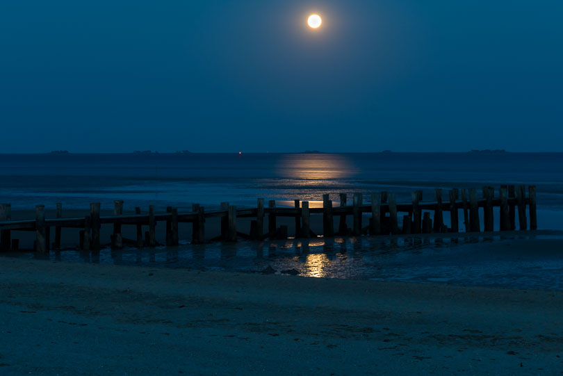 Blick auf die Hallig Langeness (Nordsee) bei Vollmond von der Insel Föhr, Südstrand