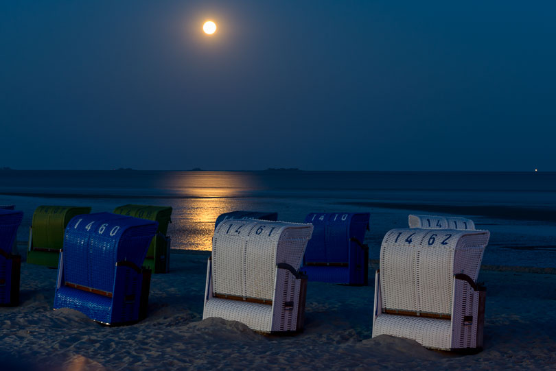 Vollmond über dem Südstrand der Nordsee-Insel Föhr, Strandkörbe, Hallig Langeness