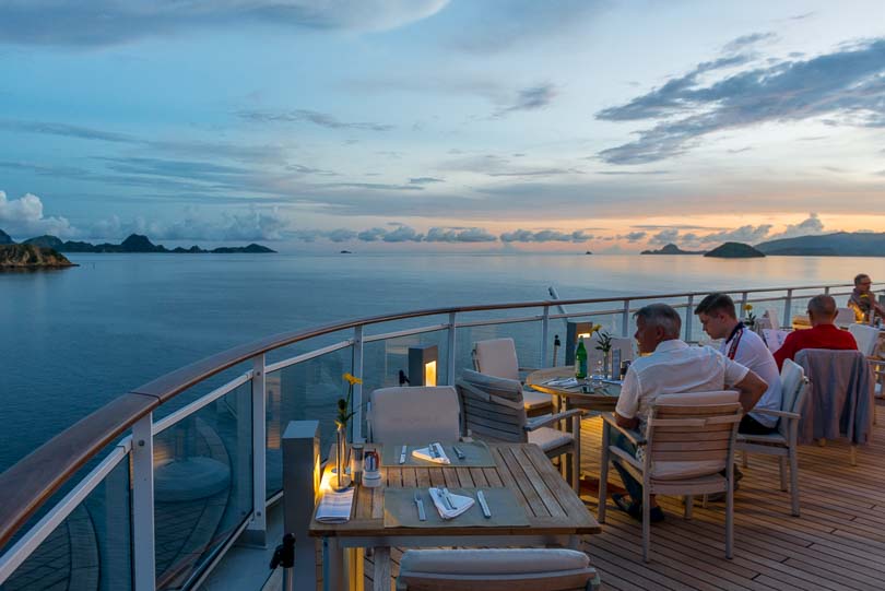 Restaurantdeck eines Kreuzfahrtschiffes zum Sonnenuntergang
