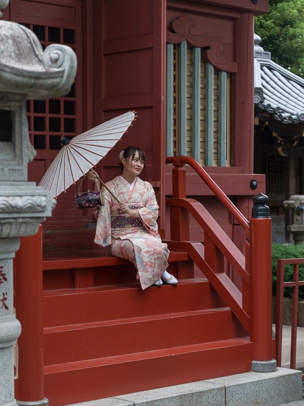 Frauen im Kimono an einem Tempel in Tokio (Japan)