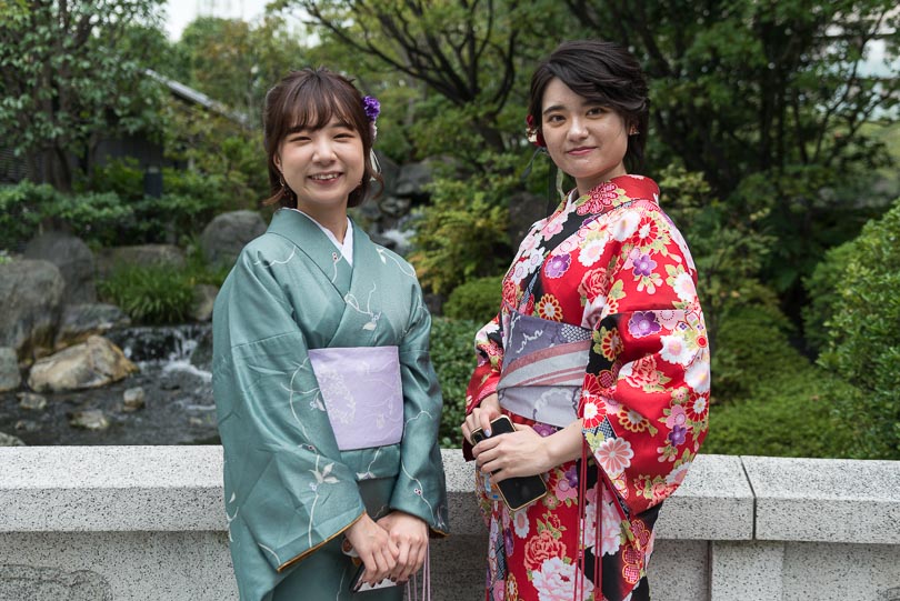 Frauen im Kimono in einem Park in Tokio (Japan)