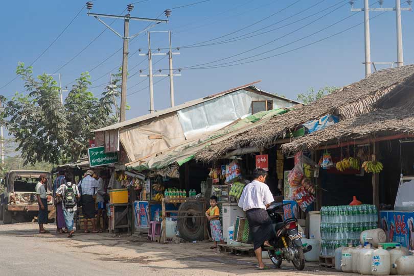 Straße in einem Dorf in Myanmar