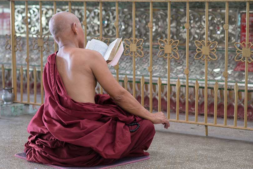 Mönch in einer Pagode in Myanmar