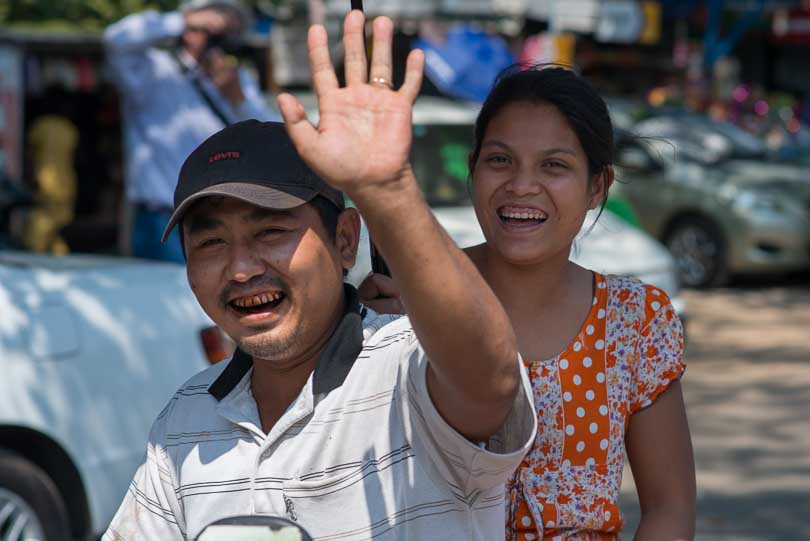 Menschen auf einem Moped in Myanmar