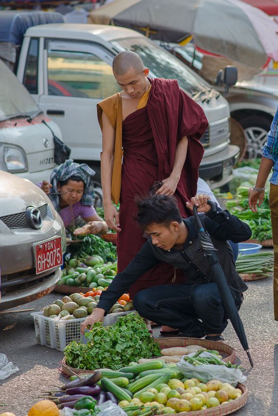 Myanmar, Rangun, Markt, Mönch