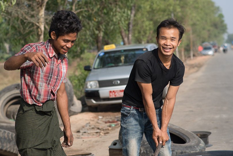 Myanmar, Strasse, Werkstatt, Maenner