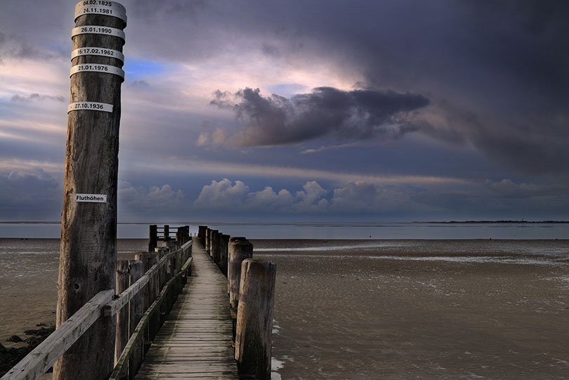 Nordsee, Steg mit Hochwassermarken auf der Nordsee-Insel Föhr bei Utersum 