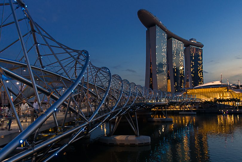 Singapur Highlights, Helix Bridge, Marina Bay, Abendstimmung, blaue Stunde, Sands Hotel