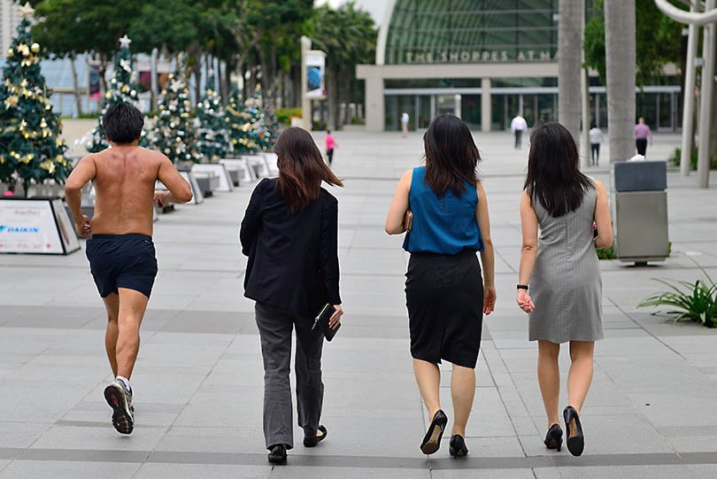 Singapur, Jogger, elegante Frauen