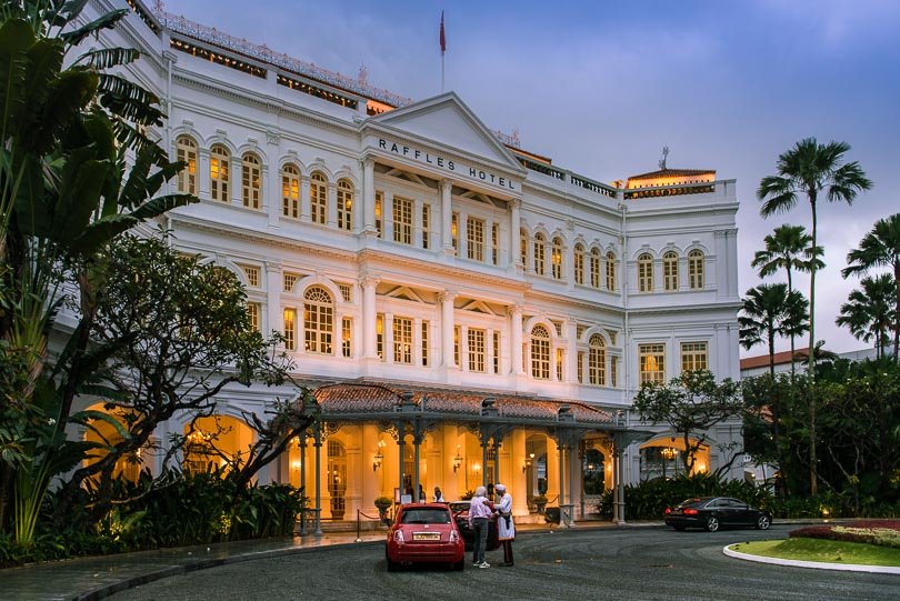Singapur, Raffles Hotel, Sehenswuerigkeiten, Highlights, Abendstimmung, Sikh Doormen