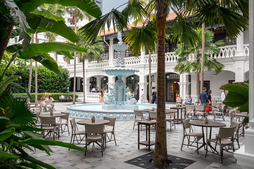 Singapur, Raffles Hotel, Restaurant im Innenhof