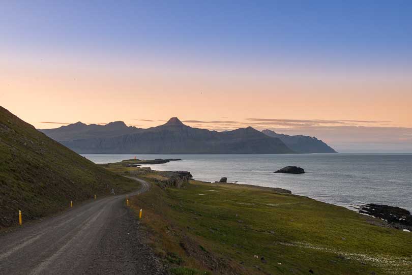 Island, Ostfjorde, Sonnenuntergang Reyðarfjörður