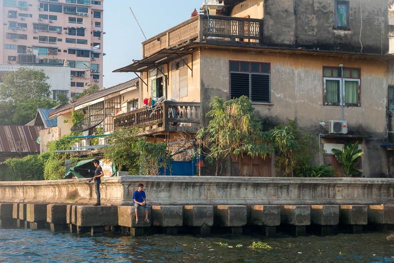 Haeuser am Chao Phraya River in Bangkok
