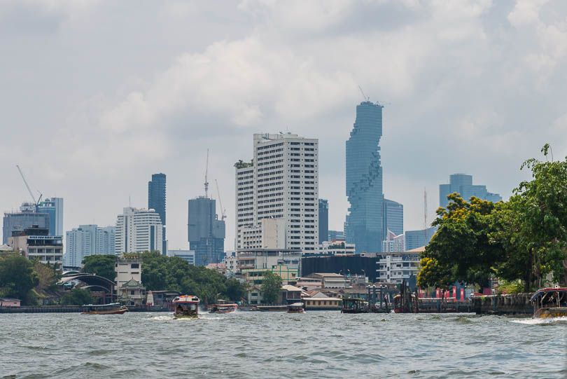 Chao Phraya River mit Skyline in Bangkok, Maha Nakhon Wolkenkratzer