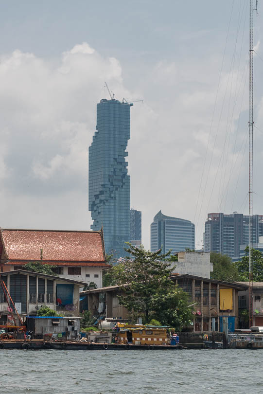 Haeuser am Chao Phraya River in Bangkok, Maha Nakhon Wolkenkratzer