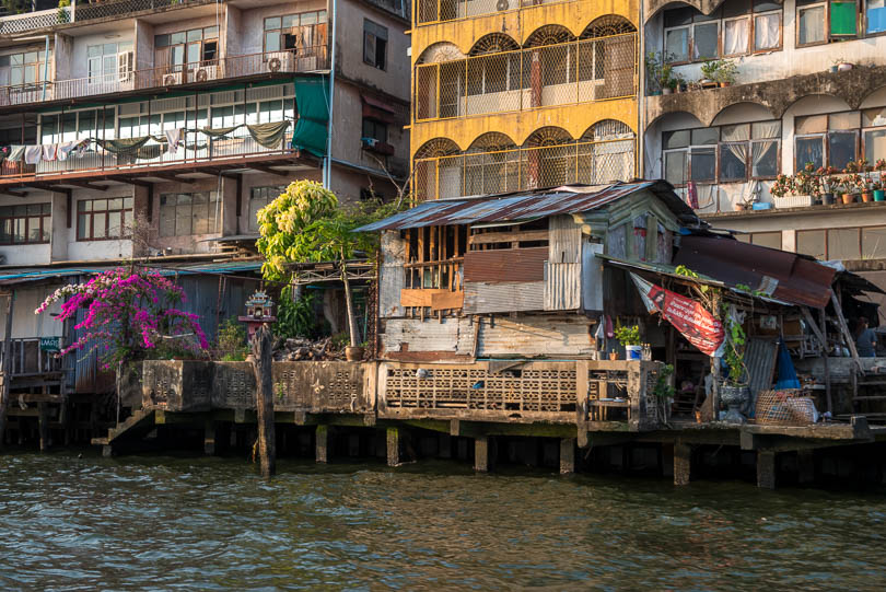 Haeuser am Chao Phraya River in Bangkok