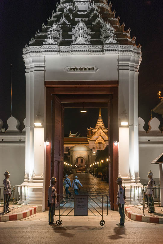 Wachabloesung am Grossen Palast in Bangkok 