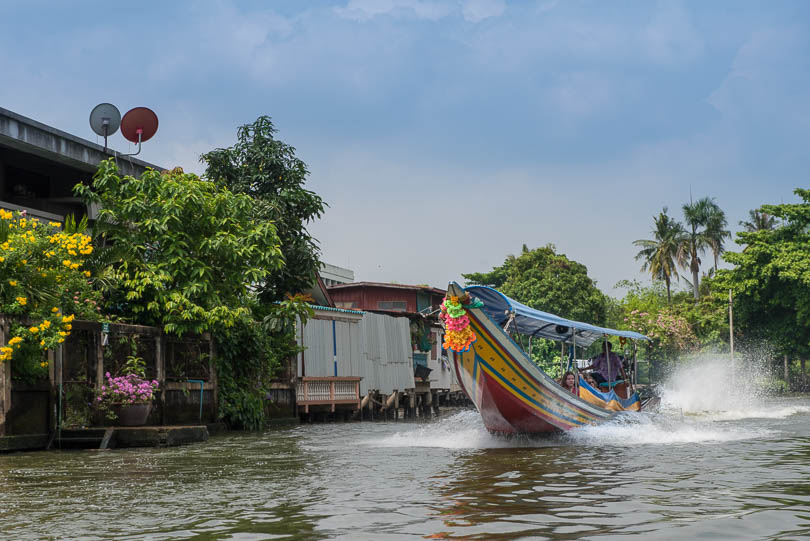 Langboot in den Klongs von Bangkok (Kanaele)
