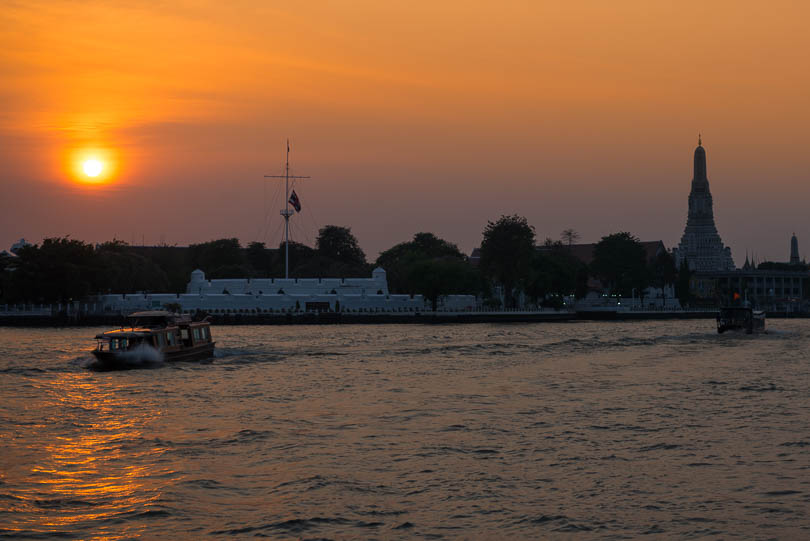 Chao Phraya mit Wat Arun in Bangkok, Thailand