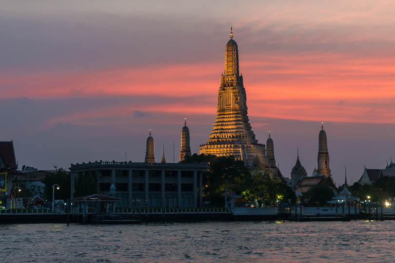 Chao Phraya mit Wat Arun in Bangkok, Thailand