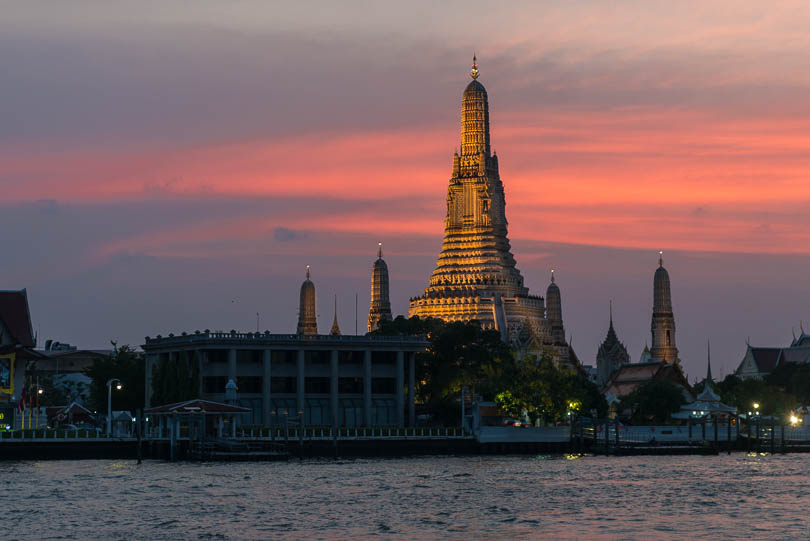 Chao Phraya mit Wat Arun in Bangkok, Thailand