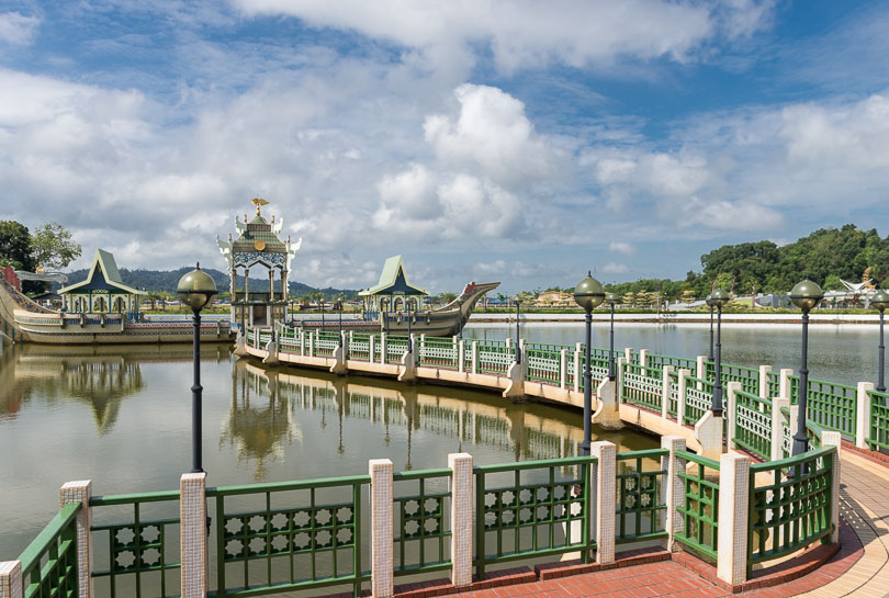 See an der Sultan Ali Saifuddin Moschee in Bandar Seri Begawan, Brunei