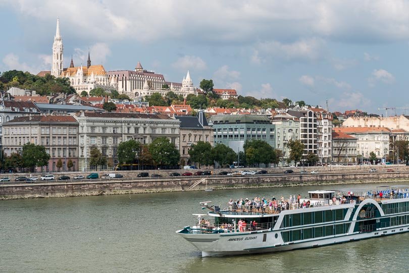 Budapest: Donauufer mit Matthiaskirche und Fischerbastei 