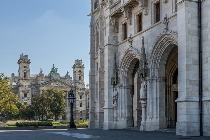 Budapest: das Ethnografisches Museum am Stadt Schopper Platz und das Parlament