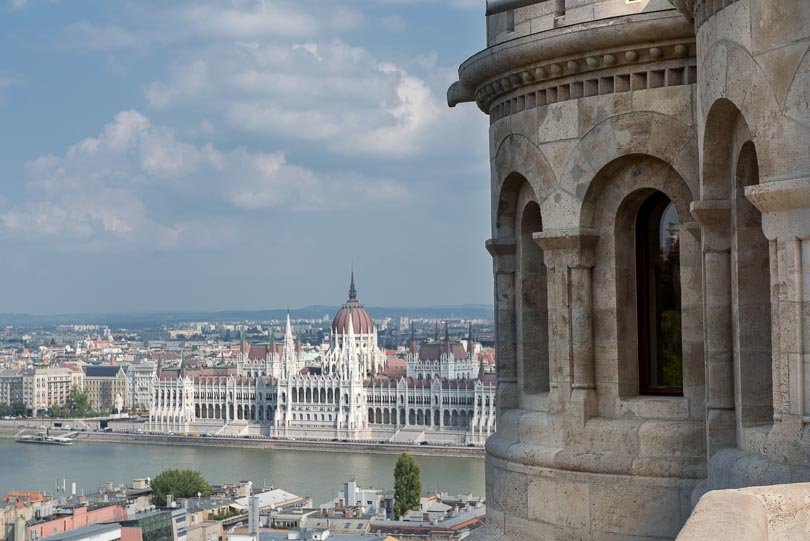 Budapest: Blick von der Fischerbastei auf das Parlament