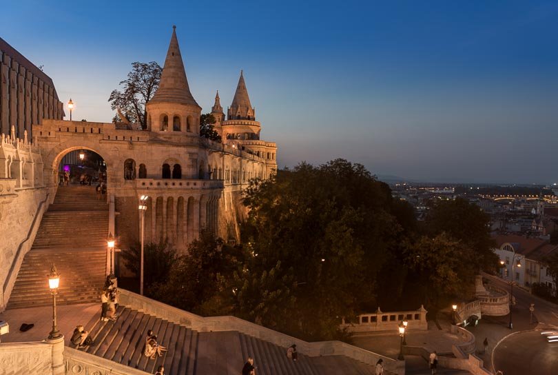 Budapest Sehenswürdigkeiten: Foto der Fischerbastei am Abend