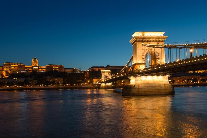 Budapest: Szécheny Kettenbrücke, Donau und Burgpalast am Abend, Sehenswürdigeiten Budapest