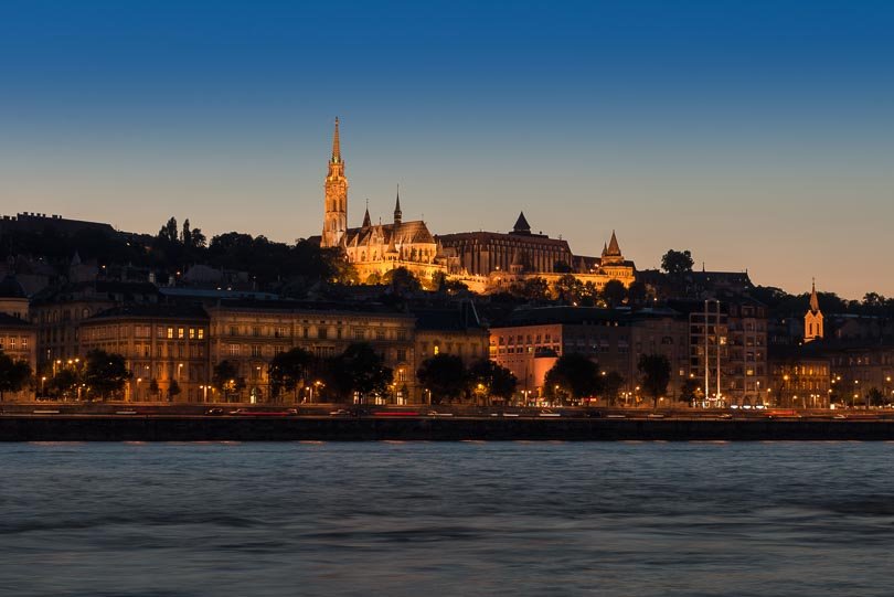 Budapest Sehenswürdigkeiten: Fischerbastei auf dem Burgberg zur blauen Stunde