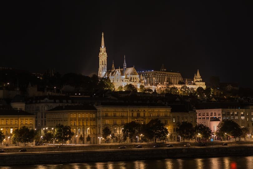 Budapest: Donauufer mit Matthiaskirche und Fischerbastei bei Nacht
