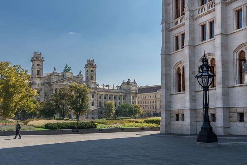 Budapest Sehenswürdigkeiten: Museum und Regierungsgebaeude am Parlament