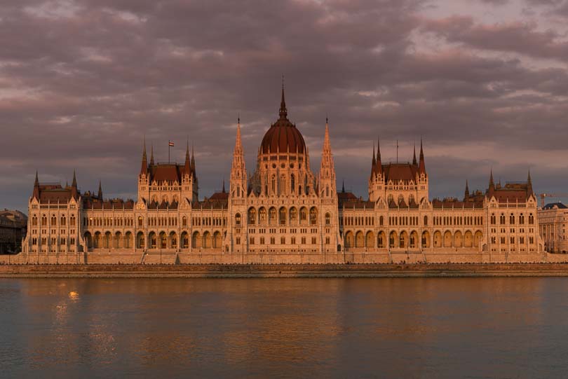 Budapest: Donau und Parlamentsgebäude zum Sonnenuntergang