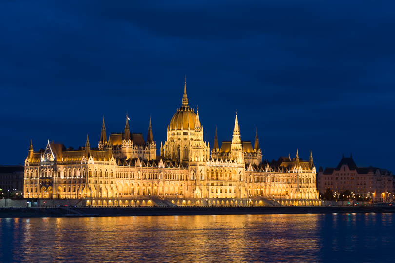 Budapest: Parlament mit Donau in der Nacht