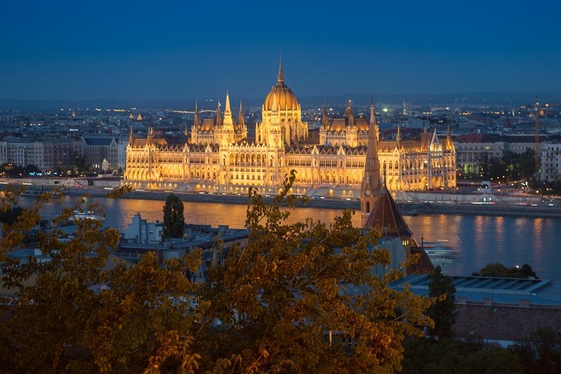 Budapest Sehenswürdigkeiten: Parlament nach Sonnenuntergang (blaue Stunde)