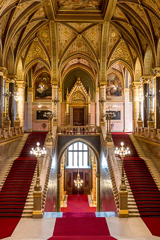 Treppen im Parlamentsgebäude on Budapest (Ungarn)