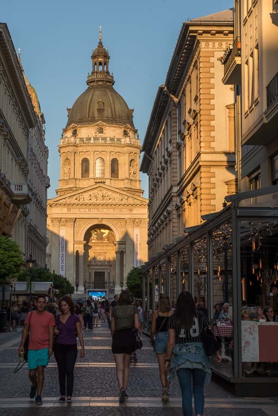 Budapest Sehenswürdigkeiten: Fussgaengerzone an der St.-Stephans-Basilika
