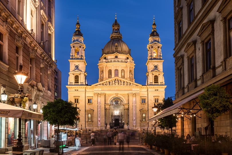 Budapest Sehenswürdigkeiten: St.-Stephans-Basilika zur blauen Stunde mit Stephansplatz