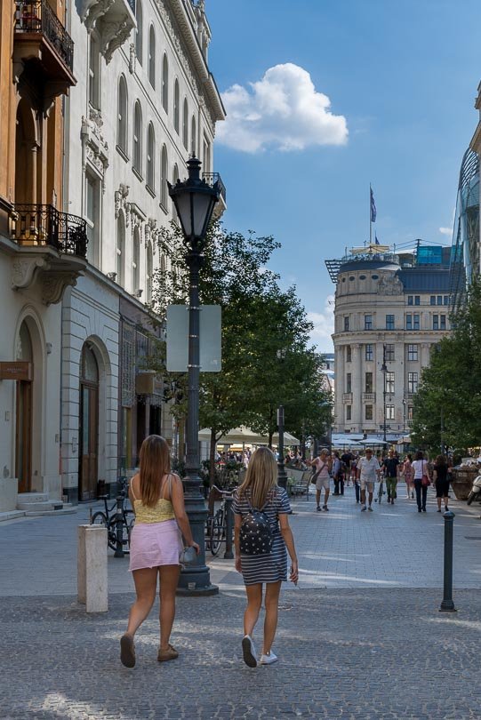 Budapest: Strassenszene in Pest, nahe dem Vörösmarty tér