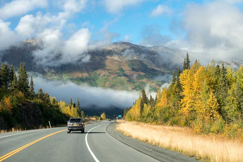 Straße zwischen Abchorage und Seward, USA, Alaska, Berge, Highway