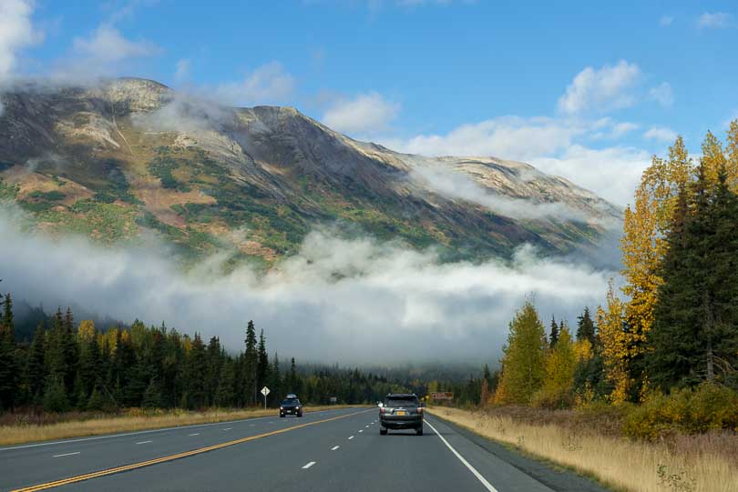 Straßenszene in Alaska, Berge, USA, Wolken, Highway