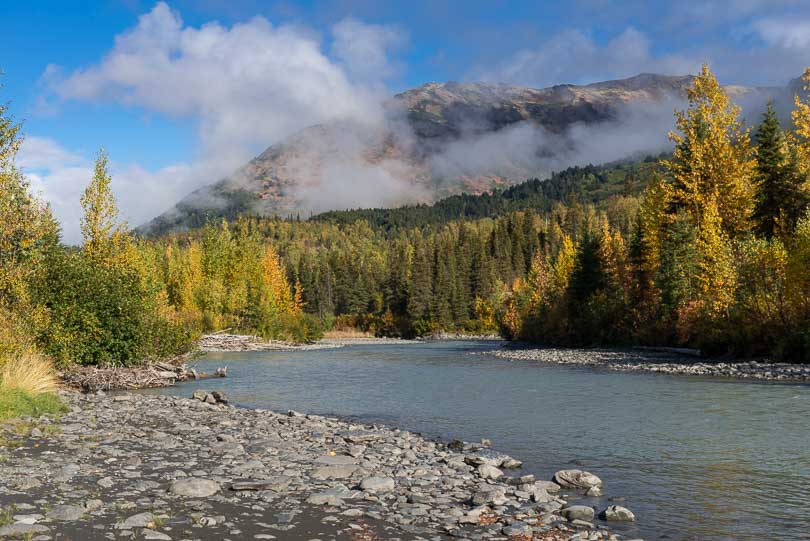 Berglandschaft in Alaska, Strand bei Wrangell, USA 