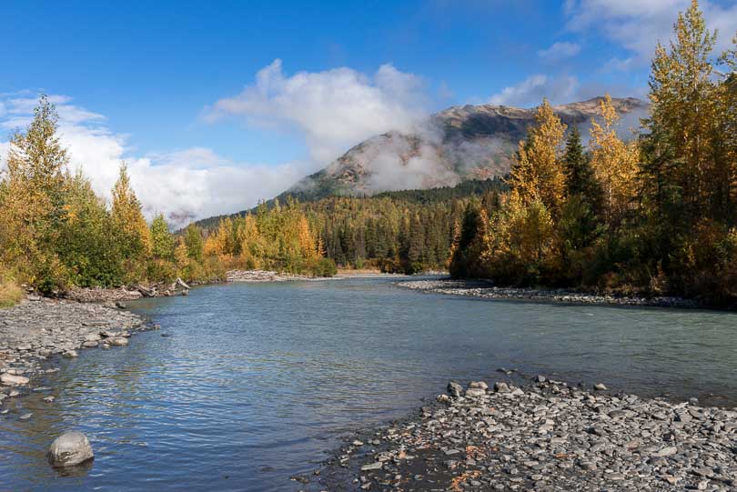 Fluß in Alaska, USA, Berge zwischen Anchorage und Seward, Herbsstimmung, Landschaft
