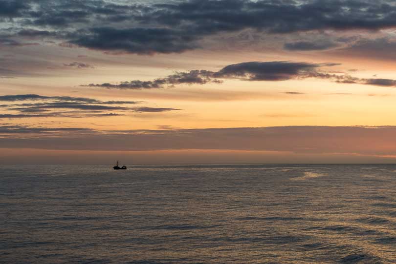 Sonnenaufgang an der Pazifikküste vor Alaska, USA