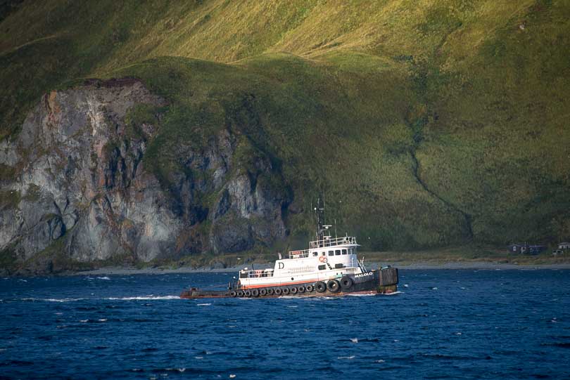 Kleines Schiff vor den Aleuten: Alaska, USA, Pazifik