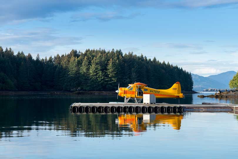 USA, Alaska: Wasserflugzeug in einer Pazifikbucht auf Kodiak