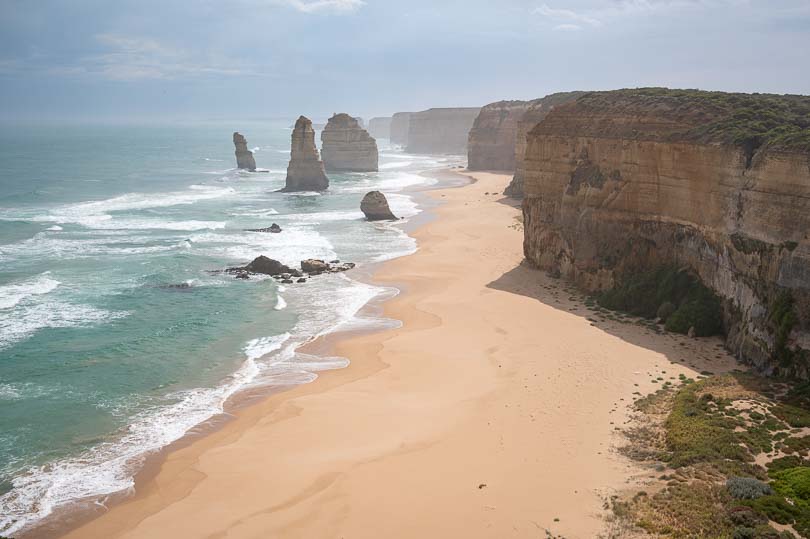 Australien, Great Ocean Road, 12 Apostel, Strand mit Felsformationen